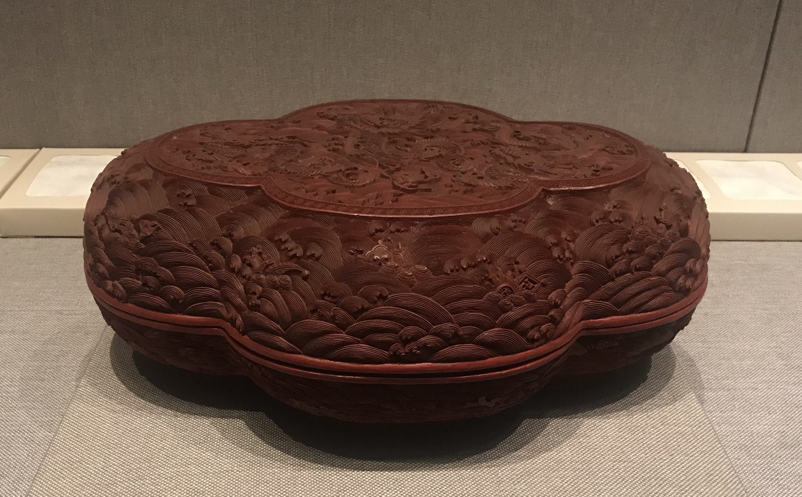 乾隆彫漆海水龍珠海棠式盒-漆器-清時代-工藝美術館館-四川博物館-成都
