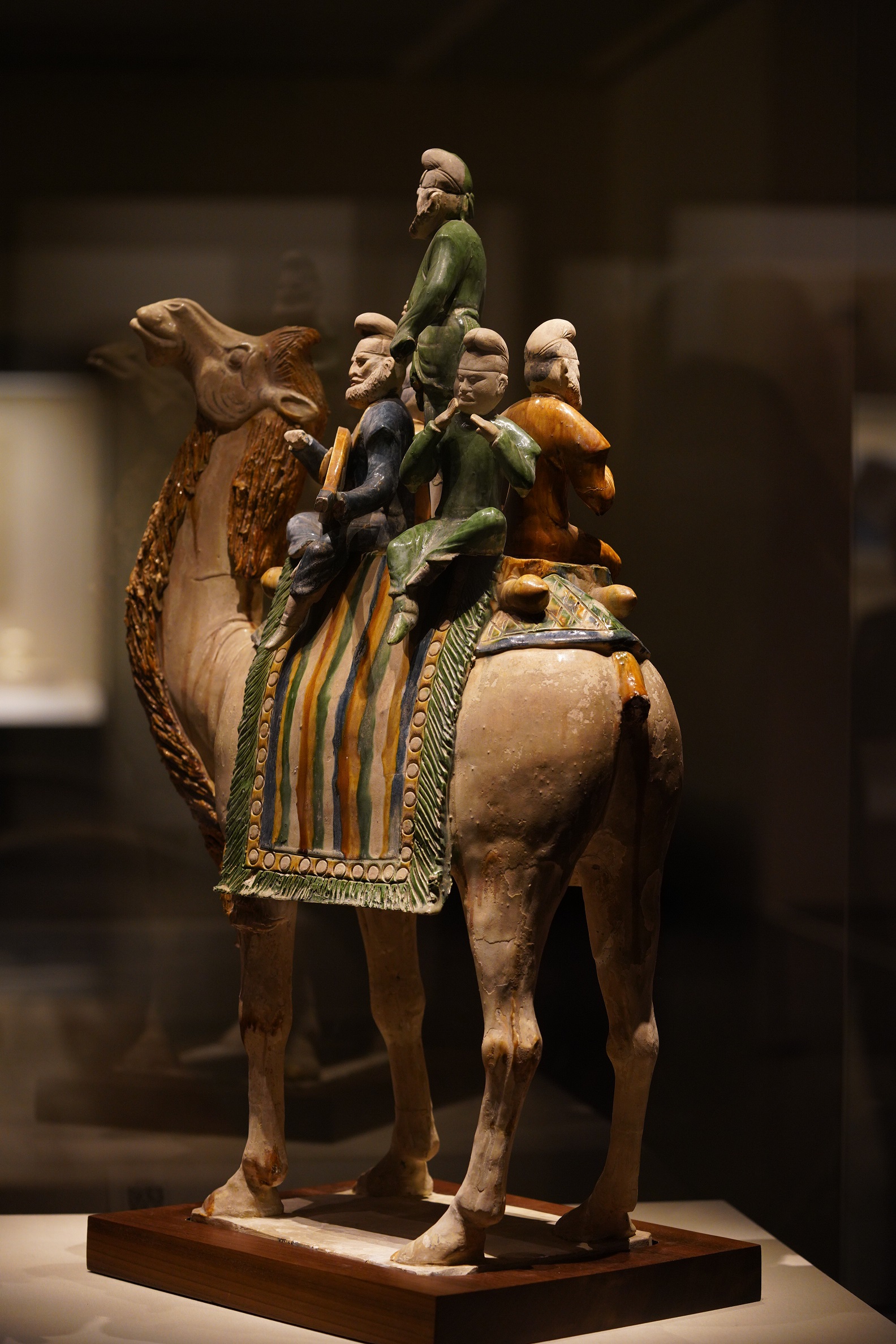 三彩釉陶駱駝載楽俑-唐時代-中国国家博物馆収蔵