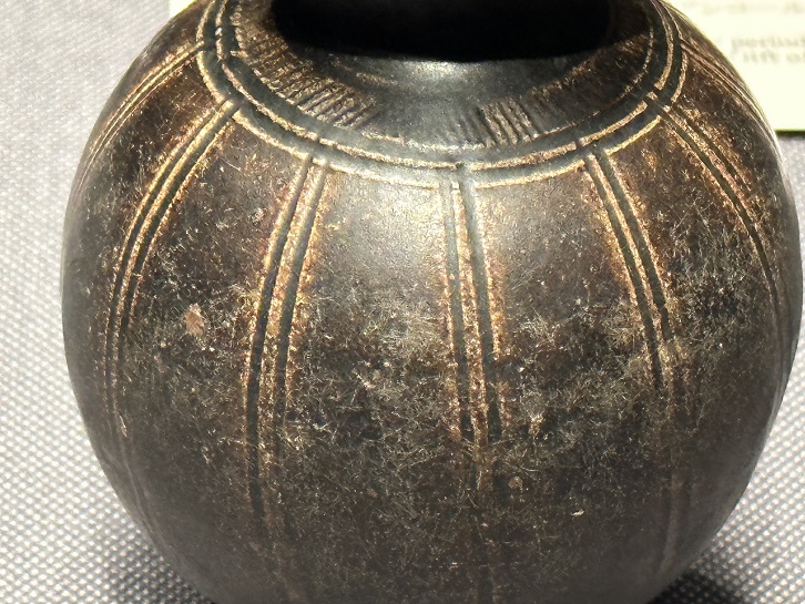 褐釉刻線文瓶】カンボジア-クメール－アンコール時代・12〜13世紀-岸野浩平