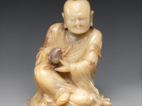 【壽山石雕捧桃羅漢　Buddhist disciple, or luohan, holding a peach】中国‐清時代