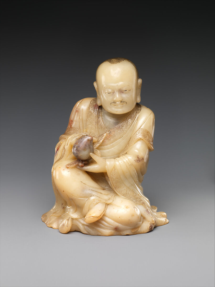 【壽山石雕捧桃羅漢　Buddhist disciple, or luohan, holding a peach】中国‐清時代