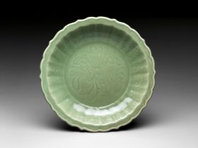 【蓮華文皿　 Plate with Lotus】中国‐明時代‐龍泉窯‐青磁釉