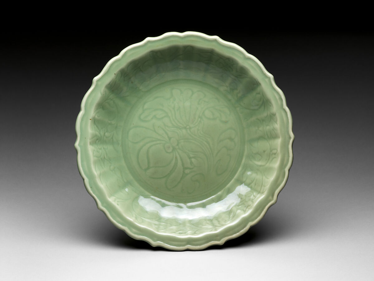 【蓮華文皿　 Plate with Lotus】中国‐明時代‐龍泉窯‐青磁釉