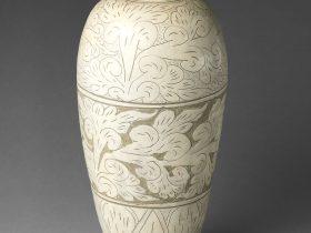 【磁州窯刻花瓷瓶　Vase with abstract scroll decoration】中国‐遼代‐磁州窯