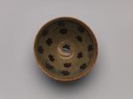 【吉州窯褐釉剪紙貼花碗　Tea bowl with decoration of six-petaled flowers】中国‐南宋時代