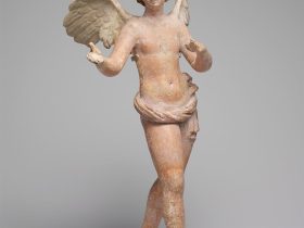 【飛ぶエロスのテラコッタ像　Terracotta statuette of Eros flying】ギリシャ‐ヘレニズム時代