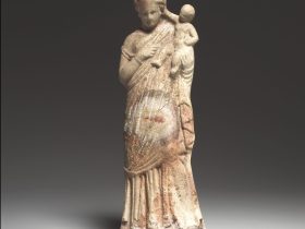 【赤ん坊抱く女性のテラコッタ像　Terracotta statuette of a woman holding a baby】ギリシャ‐ヘレニズム後期
