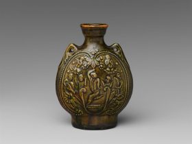 【胡人舞伎紋青釉陶扁壺　Pilgrim’s flask with Central Asian dancers】中国‐北魏時代