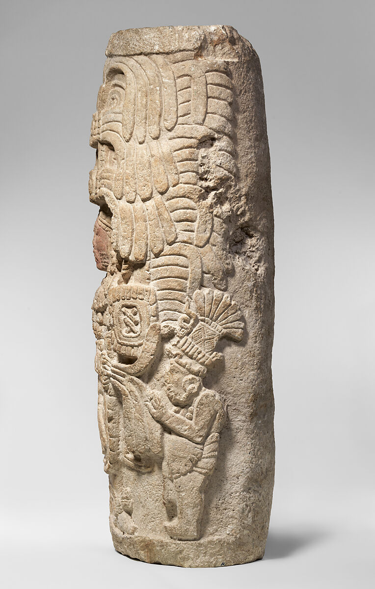 最後に、この記念碑の損傷した顔は、古代マヤ世界における彫刻された石の力を示唆しています。支配者の目、鼻、口、および小人の顔の一部が意図的に損傷されています。マヤ人にとって、彫刻された石碑はその描かれた人々の静的な表現ではありませんでした。それらの彫刻はむしろ、その対象のアイデンティティと本質を共有していました。つまり、支配者の像が彫刻された柱は、その支配者とその神聖性、または「ch'ulel（チュレル）」の延長として理解されていたでしょう。そのため、彫像は力を持つ主体的な存在であり、その力は注意深い維持管理と調整を必要としました。石碑から顔を削り取ることは、その力を終わらせる方法の一つとなった可能性があります。古代の損壊者たちは特に神聖な息の通り道である鼻に注目しました。鼻を破壊することは効果的な儀式の終了と考えられたかもしれません（同様に、支配者Yo’nal Ahkのプロファイルが古代に損壊されたマヤのモニュメントL.1970.78も参照）。損傷した顔にもかかわらず、この記念碑は支配者の力を戦士、犠牲者、そしてダンサーとして明確に伝えており、儀式行動と軍事的な力の提示を通じて生命循環の継続を保証しています。

ケイトリン・C・アーリー、ジェーン・アンド・モーガン・ホイットニー・フェロー、2016