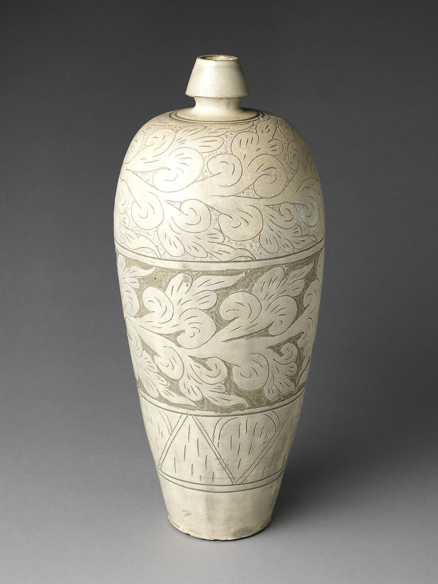 【磁州窯刻花瓷瓶　Vase with abstract scroll decoration】中国‐遼代‐磁州窯