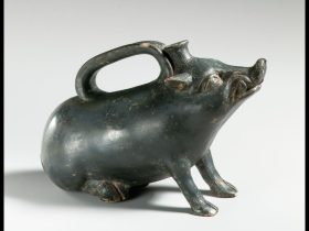 【イノシシ形テラコッタのアスコス　Terracotta askos in the form of a boar】古代ギリシャ‐クラシカル期