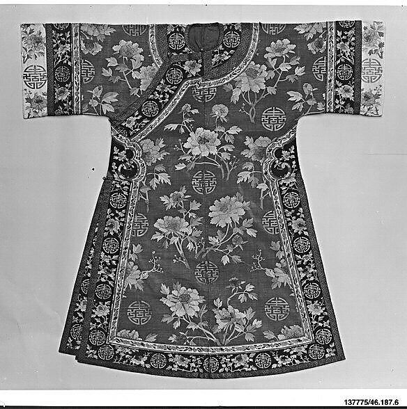 【牡丹と壽（じゅ）紋章女性着物　Woman's robe with peonies and shou medallions】中国‐清代