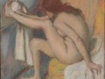 このパステルともう1つの1885年から1886年の作品（パリのオルセー美術館所蔵）では、ドガは、身を丸めて、かたつむりのように足を拭く入浴者の表現力を探求しました。2つの作品における青、黄、緑のハーモニーは、彼の多くの入浴者のパステル作品に特徴的ですが、ここでは色調がよりハイキーになっています。
