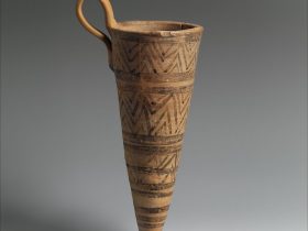 【テラコッタ円錐形リュートン（液体供物用の壺）　Terracotta conical rhyton (vase for liquid offerings)】古代ギリシャ‐ミノア文明