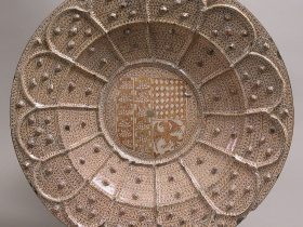 【対称紋章の盾皿　Dish with Heraldic Shield】スペイン‐バレンシア州マニセス