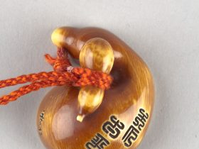 【小ひょうたん半分切りひょうたん上にのっている根付　Netsuke of a Small Gourd on a Halved-Gourd 】現代-安楽