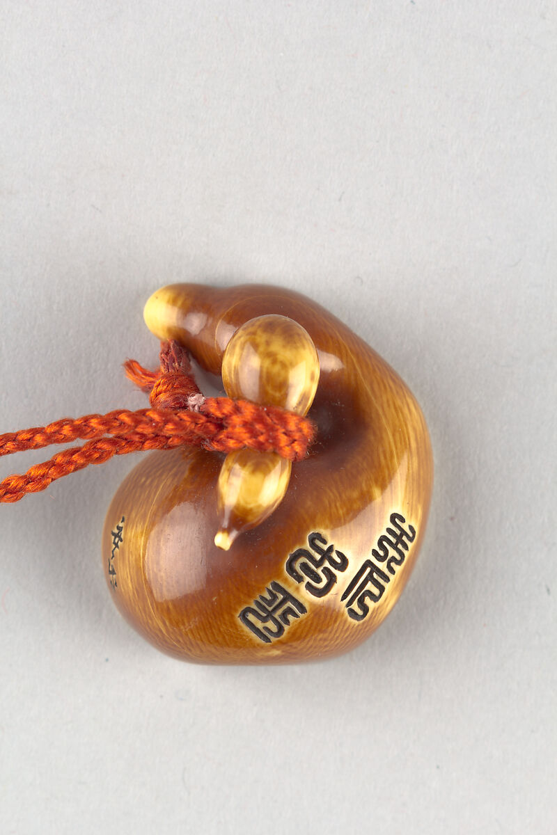 【小ひょうたん半分切りひょうたん上にのっている根付　Netsuke of a Small Gourd on a Halved-Gourd 】現代-安楽