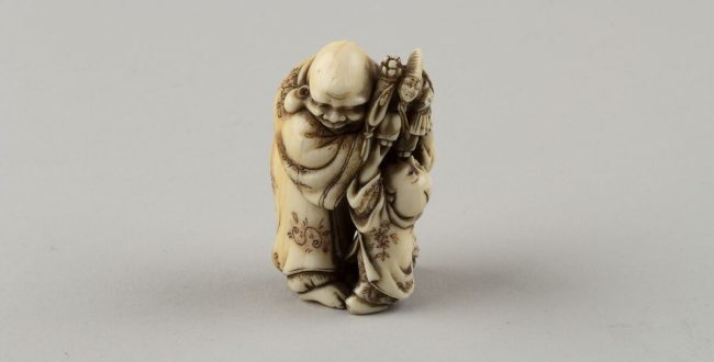 【二人三番叟踊り子人形を持つ男性の根付け　Netsuke of Man and Two Children with a Sambaso Dancer Puppet】日本‐19世紀