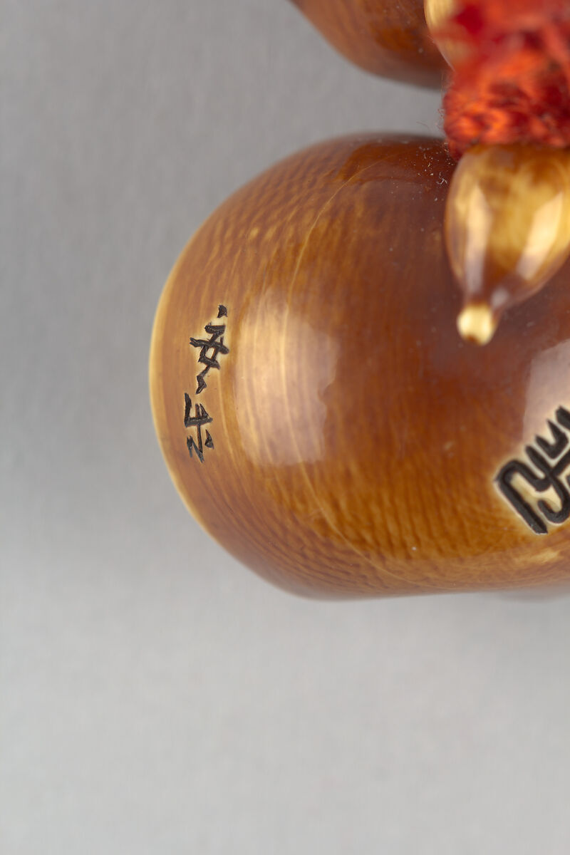 【小ひょうたん半分切りひょうたん上にのっている根付　Netsuke of a Small Gourd on a Halved-Gourd
】現代-安楽