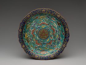 【銅胎掐絲琺瑯五蝠捧壽紋盤　Foliated dish with bats amid clouds】中国-清代