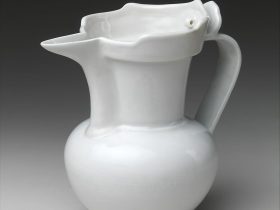 【景徳鎮窯白釉暗花僧帽壺　Monk’s cap ewer】中国‐明代