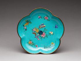 【銅胎畫琺瑯“萬延年製”款花蝶紋葵口盤　Lobed dish with flowers, fruits, and insects】中国‐清代