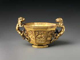 【銅鎏金人物故事圖八方螭耳杯　Octagonal cup with dragon handles】中国-宋代