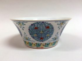 【景徳鎮窯鬥彩“浴硯書屋” 款團花紋碗　Bowl with floral medallions】中国-清代