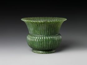 【碧玉雕菊瓣尊　 Vessel in the shape of a chrysanthemum】中国‐清代乾隆時代