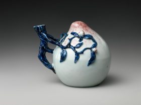 【景徳鎮窯青花釉里紅桃形壺　Ewer in the shape of a peach】中国‐清代