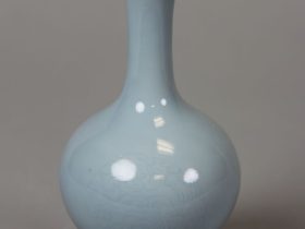 【景徳鎮窯月白釉暗花蒜頭瓶　Bottle vase】中国‐清代乾隆帝