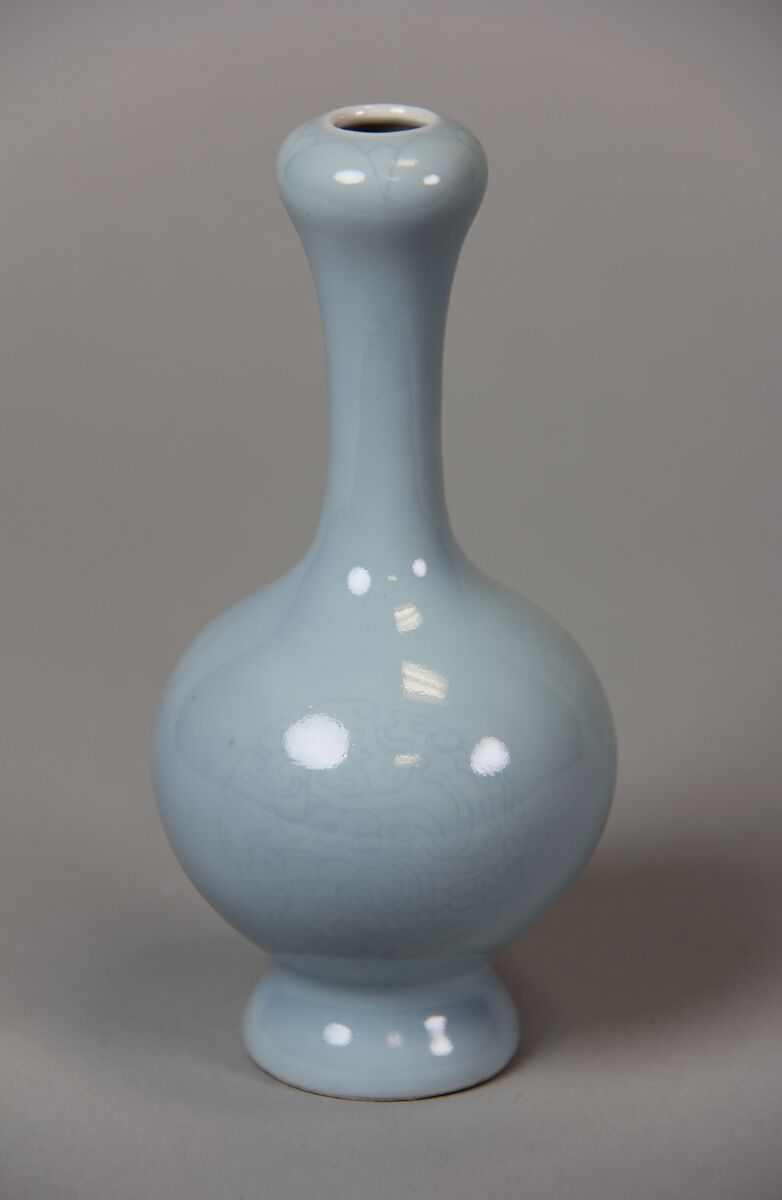 【景徳鎮窯月白釉暗花蒜頭瓶　Bottle vase】中国‐清代乾隆帝