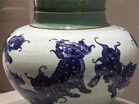 【青磁青華唐獅子文花瓶】2代宮川香山－皇居三の丸尚蔵館収蔵
