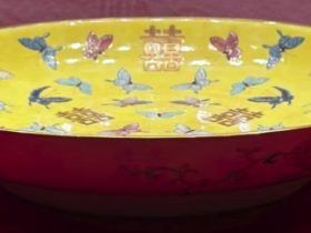 【同治款粉彩黄地喜字百蝶大皿】清時代‐瀋陽故宮博物院所蔵