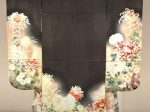 【黒縮緬地乱菊模様振袖】友禅染、刺繍－皇居三の丸尚蔵館所蔵