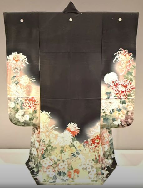 【黒縮緬地乱菊模様振袖】友禅染、刺繍-皇居三の丸尚蔵館所蔵
