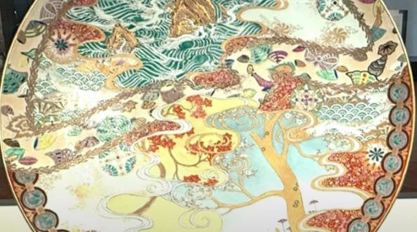 【色絵金彩荒磯貝尽紅葉桜図大皿】香蘭社、辻勝蔵‐東京国立博物館所蔵