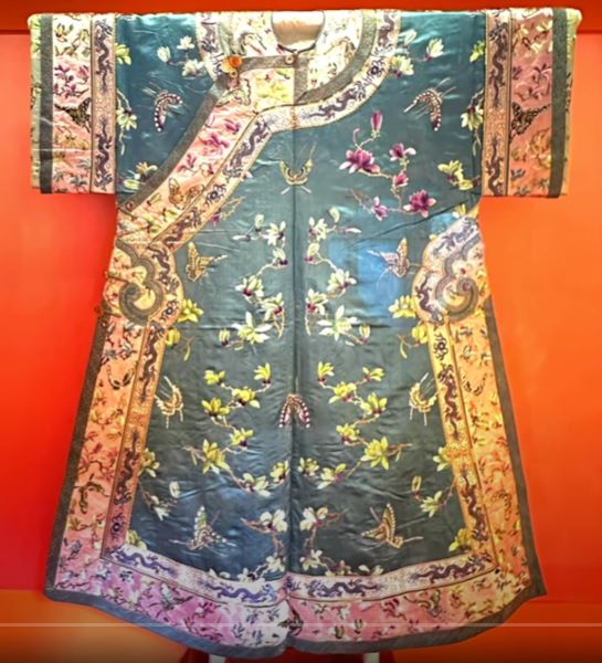 【品月色絹地玉蘭の飛ぶ蝶模様氅衣】清時代故宮博物院所蔵