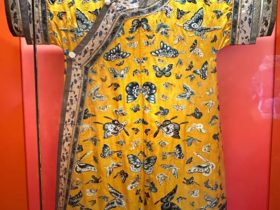 【黄絹暗団寿字彩刺繍百蝶単衣】清時代‐瀋陽故宮博物院所蔵