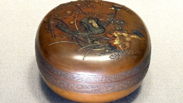 【四君子蓮図菓子器】吉田至永‐東京国立博物館所蔵
