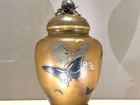 【群蝶図花瓶】金沢銅器会社‐東京国立博物館所蔵