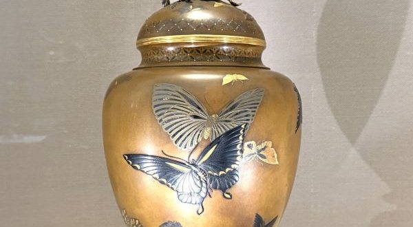 【群蝶図花瓶】金沢銅器会社‐東京国立博物館所蔵