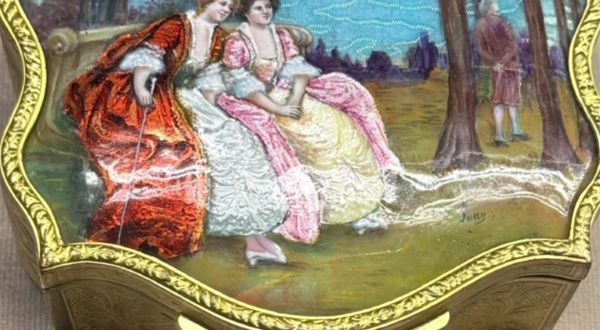 【公園で語らう二人の女性が描かれた小箱】アンゲラン・デュ・スオー・ド・ラ・クロアー梶コレクション