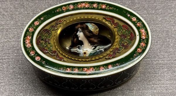 【薔薇と女性の宝石小箱】梶コレクション