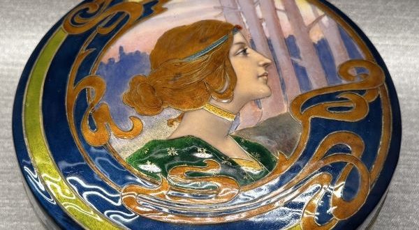 【女性像と森の背景が描かれた小箱】テオフィル・ソワイエー梶コレクション