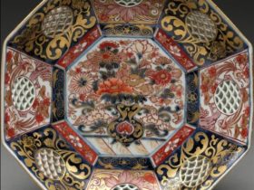 【花瓶に花図皿（Plate with a Vase of Flowers）】伊万里焼ー江戸時代‐メトロポリタン美術館所蔵