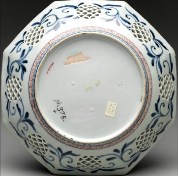 【花瓶に花図皿(Plate with a Vase of Flowers)】伊万里焼ー江戸時代‐メトロポリタン美術館所蔵