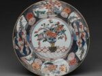 【花瓶に花図皿（Plate with Vase and Flowers）】伊万里焼ーメトロポリタン美術館所蔵