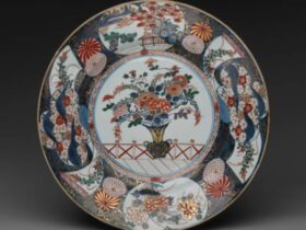 【花瓶に花図皿（Plate with Vase and Flowers）】伊万里焼ーメトロポリタン美術館所蔵